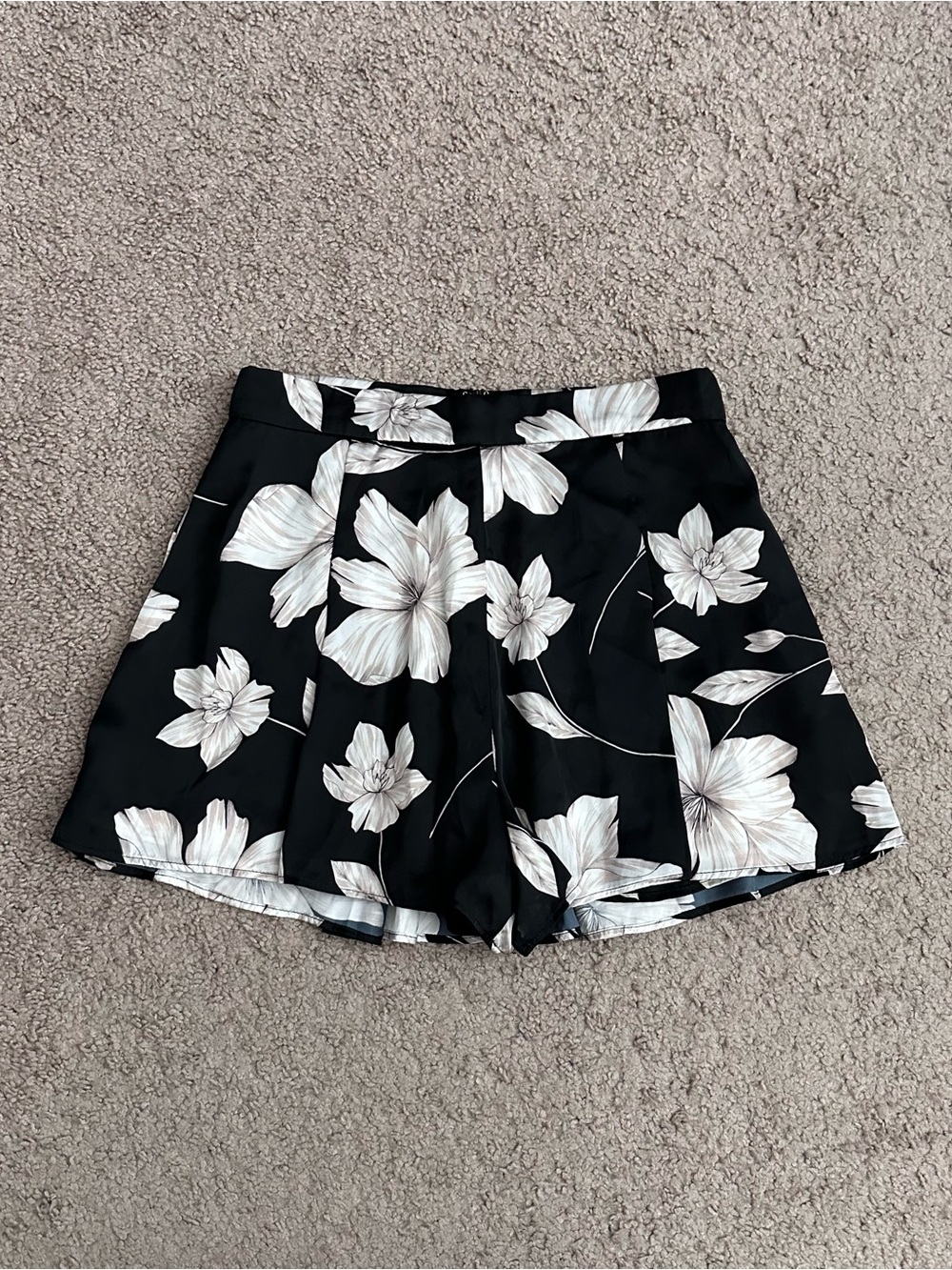 Show Me Your Mumu Black Floral Pleated Shorts Womens L